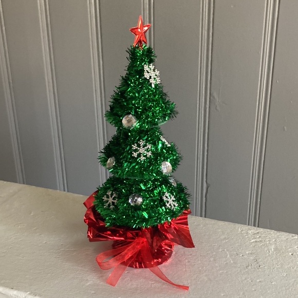 Brand NWT Beautiful Snowflake & Gem Bedazzled Christmas Tree w/ Red Skirt - Picture 4 of 8